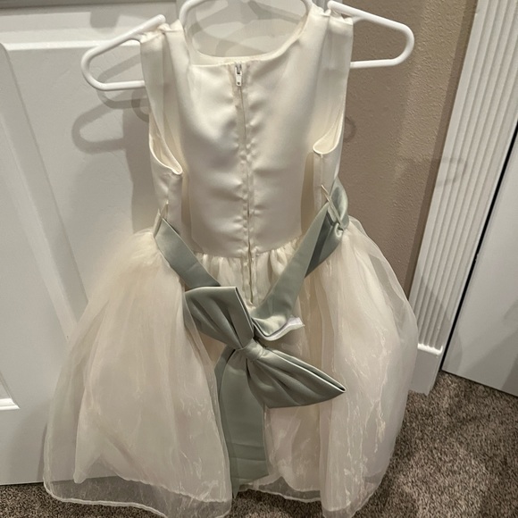I have a size 6 dress for little girls beautiful on perfect for a flower girl - Picture 4 of 5
